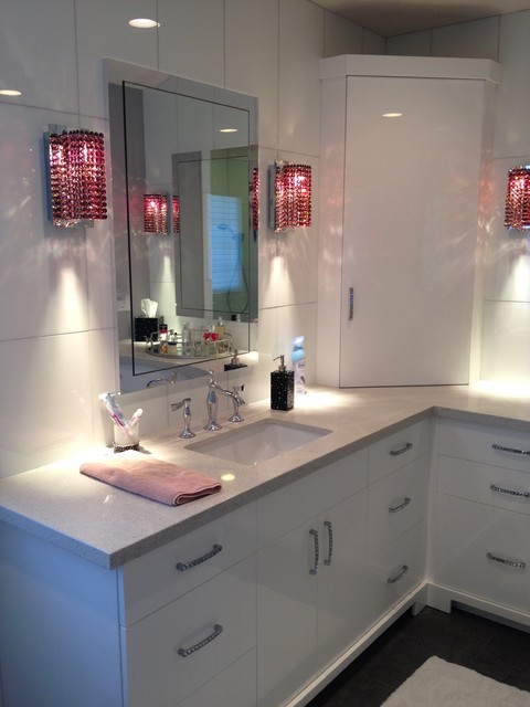 Дизайн ванной комнаты с красными фонарями