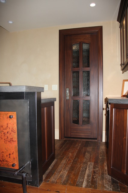Фото классического дизайна двери с витражами