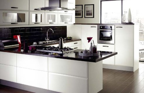 кухни дизайн черно белые