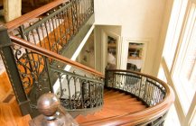 Дизайн лестницы в классическом стиле.