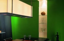 Дизайн столовой в темных и зеленых тонах 