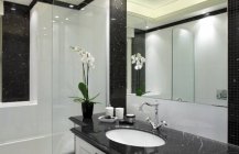 Дизайн ванной комнаты в черно-белом цвете