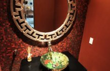 Изысканный дизайн туалетной комнаты в стиле мозаики
