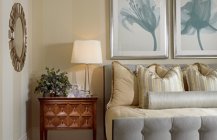 Нежный дизайн спальной комнаты светлого цвета