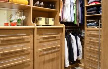 Современный дизайн комнаты для хранения одежды