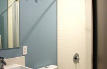 Уютный дизайн ванной комнаты в нейтрально-голубом цвете