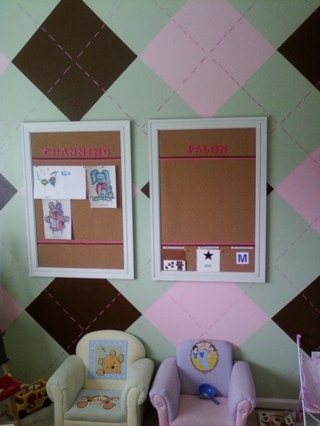 Фото детской комнаты с настенными досками.