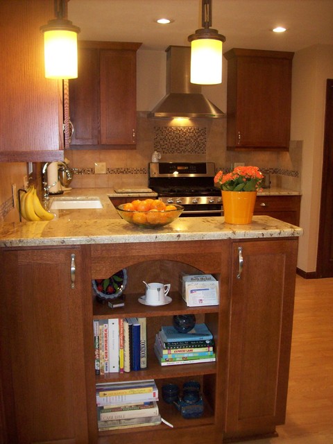 Фотография кухни со встроенной мебелью и техникой