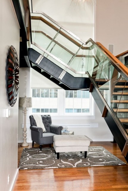 Оригинальный дизайн лестницы со стеклянными перилами