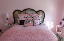Современный дизайн спальни в цвете гламура.